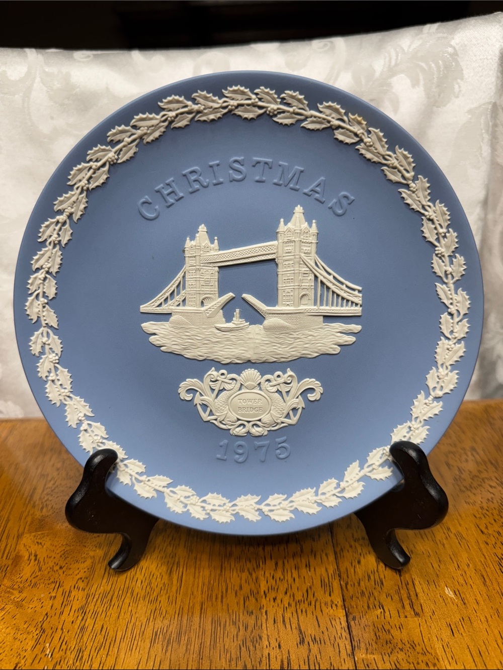 Vtg. 1975 Wedgewood Jasperware collectable Christmas plate. 8”